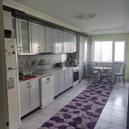 Beylikduezue Boelgesinde Ferah Bir Site Ici Konut Apartment